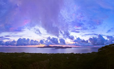 gün batımında Praslin Seyşeller Adası