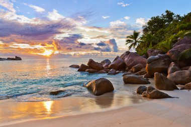 gün batımında Seyşel Adaları tropikal plaj