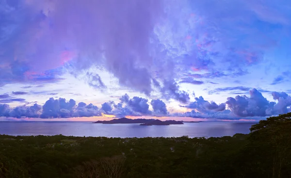 Ilha Praslin Seychelles ao pôr do sol — Fotografia de Stock