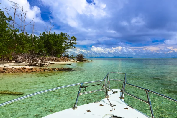 Tropical island and boat on Seychelles — Stock Photo, Image