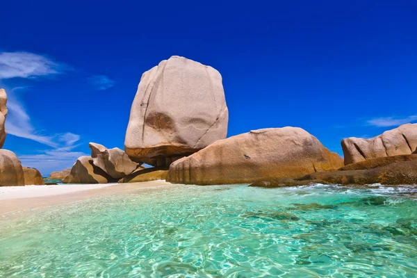 Tropisch strand op de Seychellen — Stockfoto