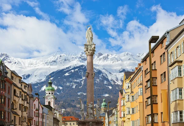 Socha Panny Marie na starém městě v Rakousku innsbruck — Stock fotografie