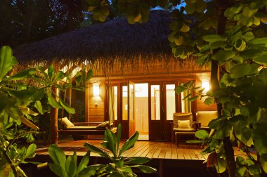 strand bungalow bij zonsondergang - Maldiven