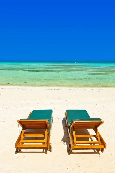 Reposeras en la playa de Maldivas — Foto de Stock