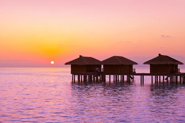 A Maldív-szigetek island vízi bungalók — Stock Fotó