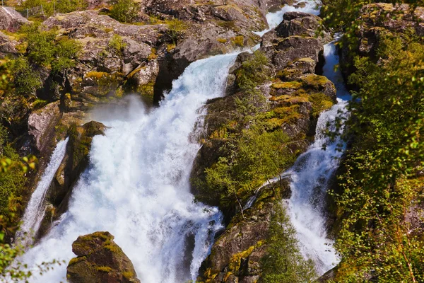 Briksdal 氷河 - ノルウェーの近くの滝 — ストック写真