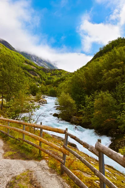 Fluss in der Nähe des Briksdalgletschers - Norwegen — Stockfoto