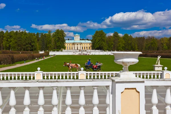 MOSCOW, RUSSIA - MAY 02: Walking people in Museum-Estate Arkhang — Stock Photo, Image