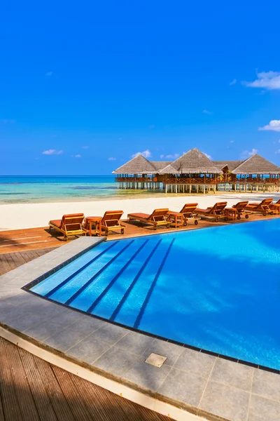 Pool and cafe on Maldives beach — Stock Photo, Image