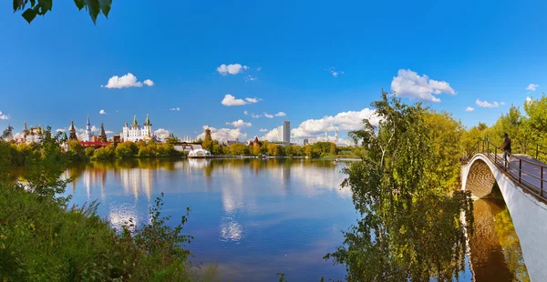 Panorama de Izmailovo Kremlin e lago - Moscou russo — Fotografia de Stock