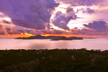 gün batımında Praslin Seyşeller Adası