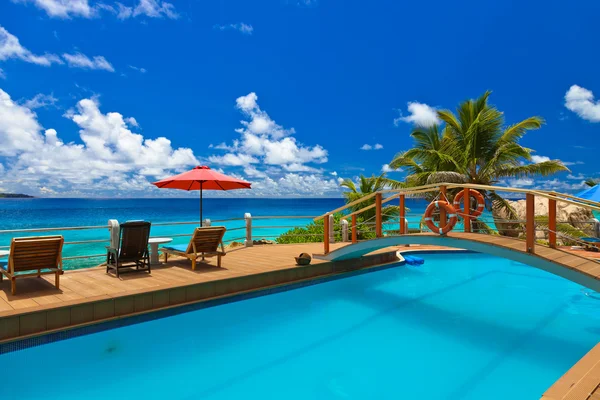 Pool am tropischen Strand - Seychellen — Stockfoto