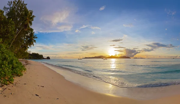 Pôr do sol na praia tropical - Seychelles — Fotografia de Stock