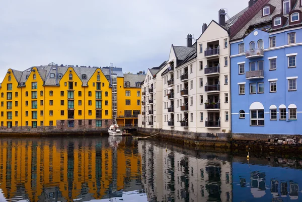 日没でオーレスン ノルウェーの都市の景観 — ストック写真