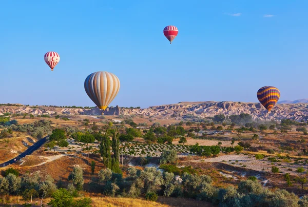 Heißluftballon fliegt über Kappadokien Türkei — Stockfoto