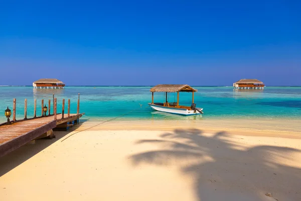 Łódź i domek na wyspie Malediwy — Zdjęcie stockowe
