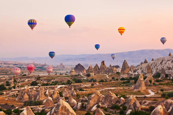 Horkovzdušný balón létání nad Kappadokie Turecko — Stock fotografie