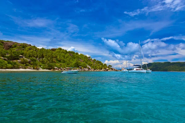 Ilha tropical em Seychelles e barcos — Fotografia de Stock