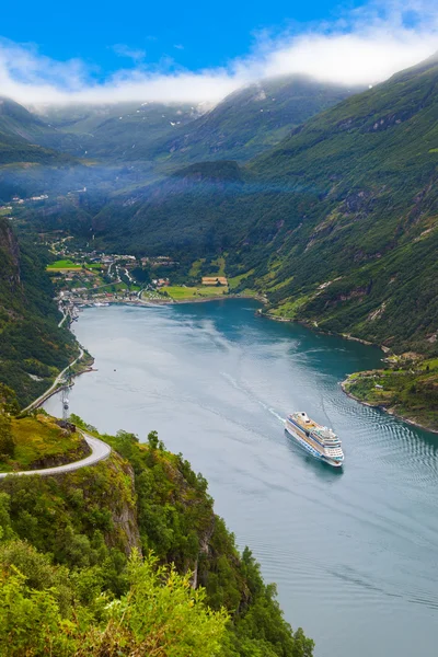 Nave en el fiordo de Geiranger - Noruega — Foto de Stock