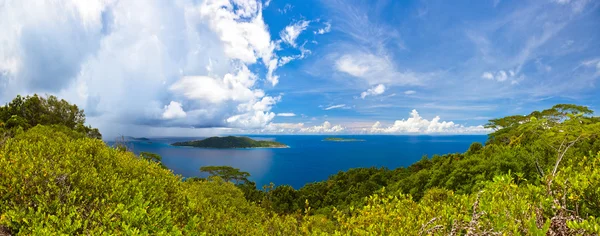 Eiland in Oceaan in Seychellen — Stockfoto