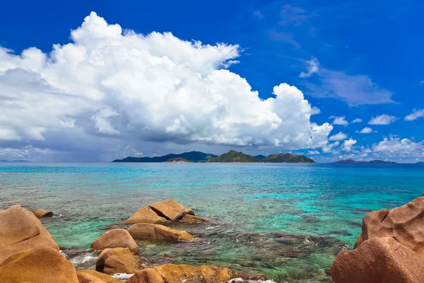 Praia tropical nas seicheles — Fotografia de Stock