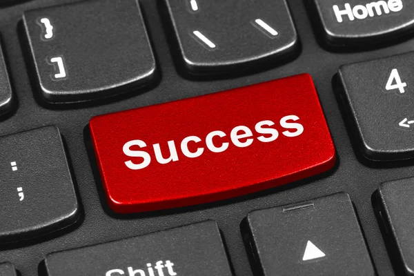 Toetsenbord van de laptop van de computer met de sleutel van het succes — Stockfoto