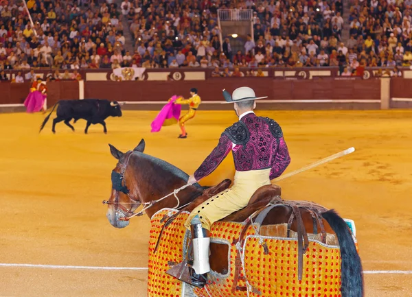 Matador and bull in bullfighting at Madrid — Stock Photo, Image