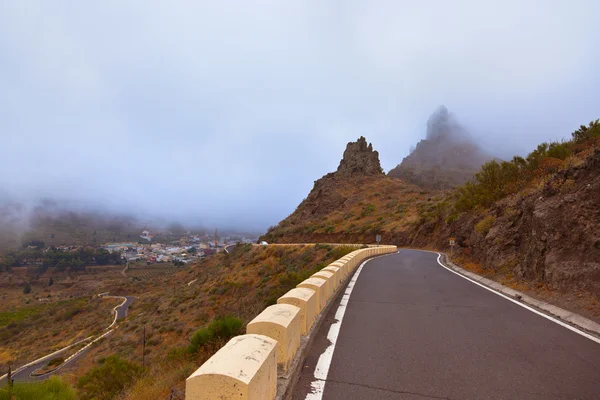 Famoso canyon Masca nella nebbia all'isola di Tenerife - Canarie — Foto Stock