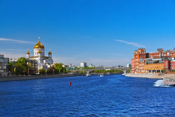 Erlöserkirche und ehemaliges Fabrikgebäude in Moskau — Stockfoto