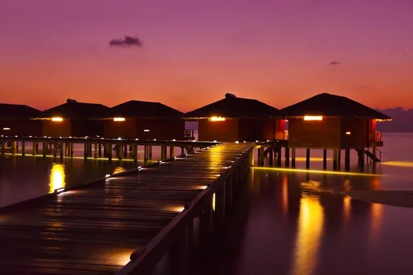 Bungalows de agua en Maldivas isla — Foto de Stock