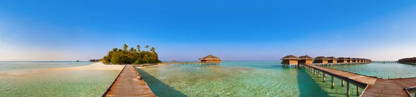 Bungalows en isla tropical de Maldivas — Foto de Stock