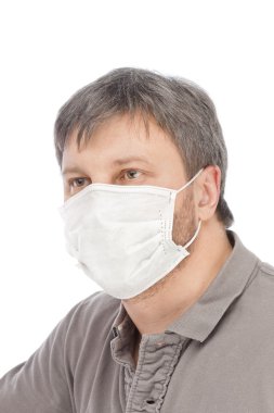 Tıbbi maskeli adam.
