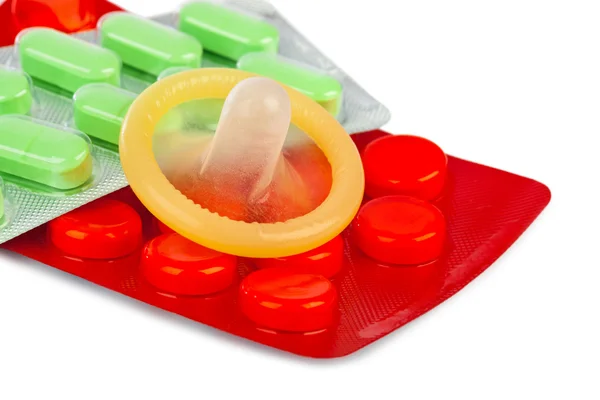 Презерватив і таблетки — стокове фото