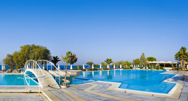 Piscina de agua y puente — Foto de Stock