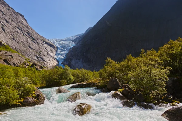 Şelale yanında pik buzul - Norveç — Stok fotoğraf