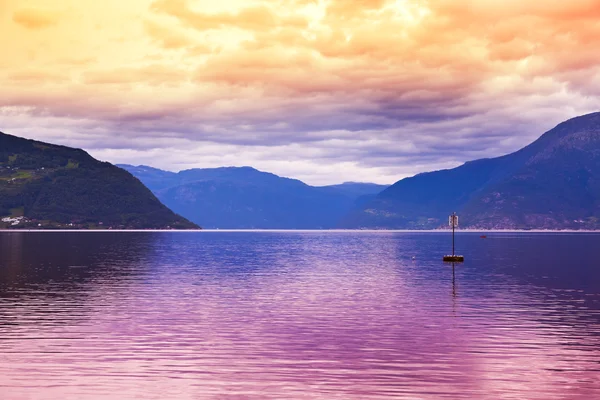 Západ slunce v fjord Hardanger Norsko — Stock fotografie