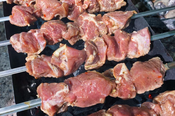 Grilla marynowane mięso na grilla — Zdjęcie stockowe