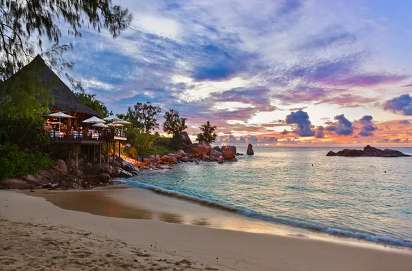 Café en la playa tropical de Seychelles al atardecer — Foto de Stock