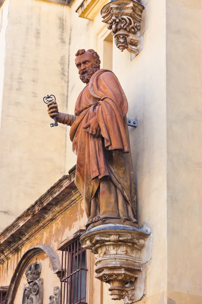 Statue auf Kathedrale in Sevilla Spanien — Stockfoto