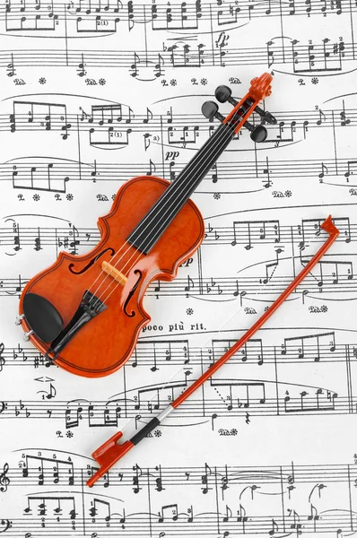 Violino giocattolo e spartito musicale — Foto Stock