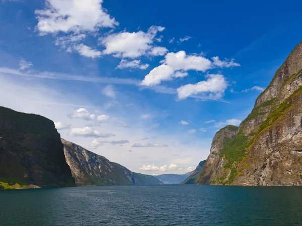 Fiordo Naeroyfjord en Noruega - famoso sitio de la UNESCO — Foto de Stock
