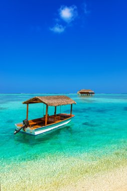 Tekne ve Maldivler Island bungalow