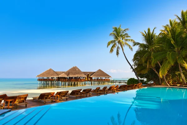 Piscina sull'isola tropicale delle Maldive — Foto Stock