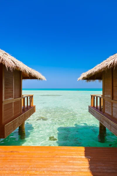 Bungalows de l'eau sur l'île tropicale des Maldives — Photo