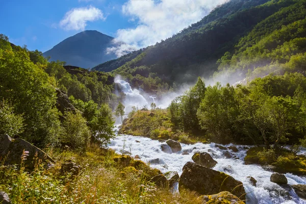 Briksdal 氷河 - ノルウェーの近くの滝 — ストック写真