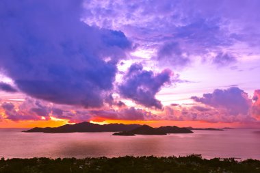 gün batımında Praslin Seyşeller Adası