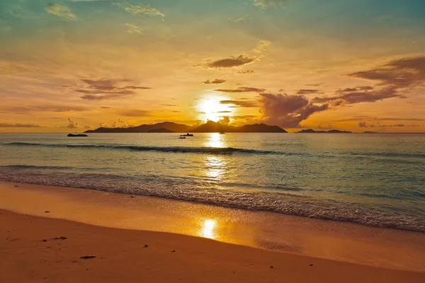 Naplemente a tropical beach - Seychelle-szigetek — Stock Fotó
