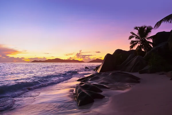 Sonnenuntergang am Strand Source d 'argent auf den Seychellen — Stockfoto