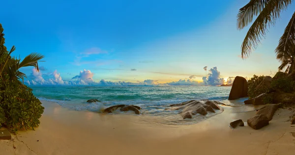 Puesta de sol en la playa Fuente D 'Argent en Seychelles — Foto de Stock