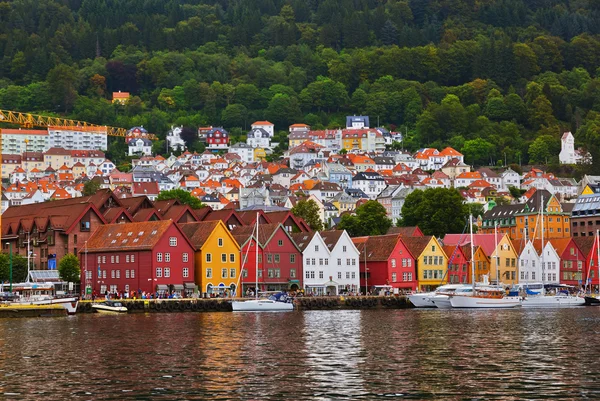 Slavné bryggen ulice v bergen - Norsko — Stock fotografie